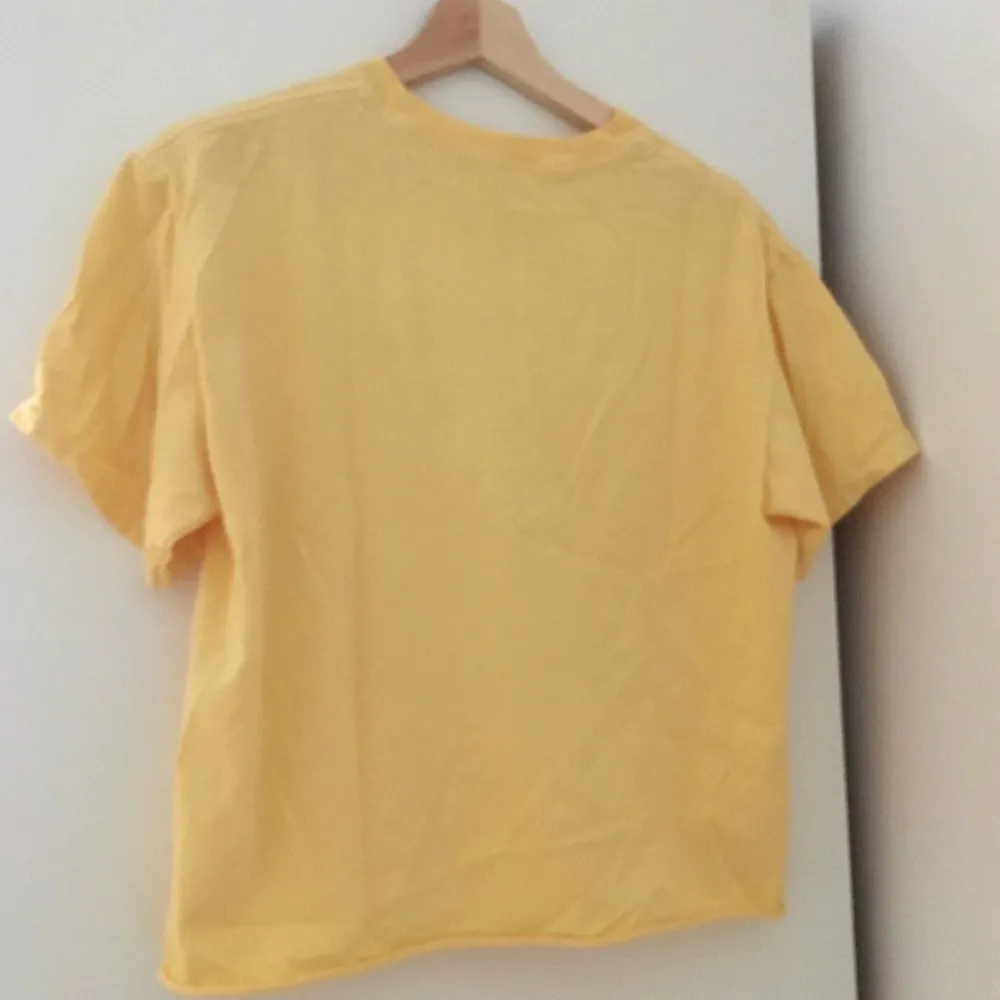 Croppad T-shirt köpt något år tillbaka men texten ”honey” broderat på bröstet. Passar storlek xs/s😊. T-shirts.