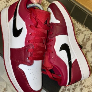 Nike Jordan air 1 low - Säljer mina Nike Jordan air 1 low i storlek 39. Slutsålda. Har använts endast 1 gång så dom är så gott som nya! Skriv gärna till mig om du är intresserad istället för att bara likea:) 