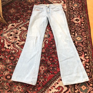 🌟Lågmidjade jeans🌟 - Supersnygga lågmidjade jeans. Utsvängda. För långa på mig som är 160 cm🌟