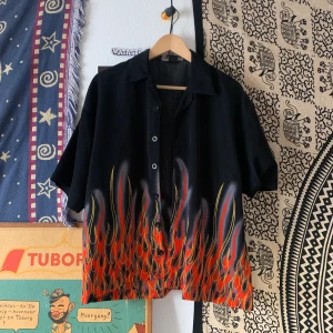 Eldig skjorta oversized - Ascool skjorta med flammor. Stl L men funkar nice som en oversized skjorta för mig som har M.