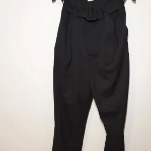 Nya svarta byxor - Dessa vackra svarta byxor från H&M är endast använda en gång. Dessa är i nyttskick och har perfekt passform. Byxorna är i storlek 36 och mitt pris är 140kr. 