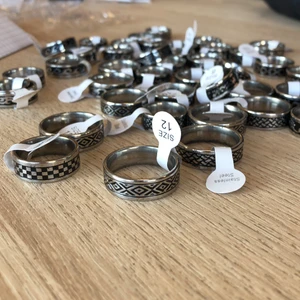 Ringar - Säljer massa ringar frakten går på runt 10