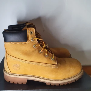 Timberlands i nyttskick - Säljer dessa timberlands skor i storlek 38. Skorna är i nyttskick. Skorna har lite små skavanker som på den andra bilden. Mitt pris 350kr. 