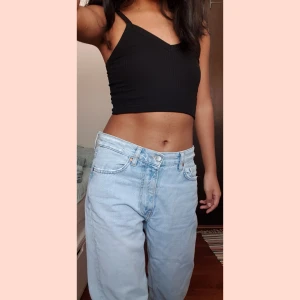 Straight leg jeans - Jeans från bikbok. Köpta för 600kr säljer för 100kr plus 66kr frakt! Jättebra skick och kan bära som lågmidjade då de är förstora i midjan på mig