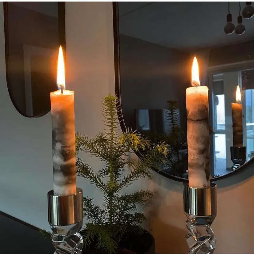 Vårat UF-företag har gjort om vanliga vita tråkiga kronljus till kronljus med svarta marmordetaljer. 15kr/st🖤🤍 . Övrigt.