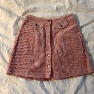 Kjol - Rosa kjol, super fin men får ingen användning av den då den är lite liten för mig.