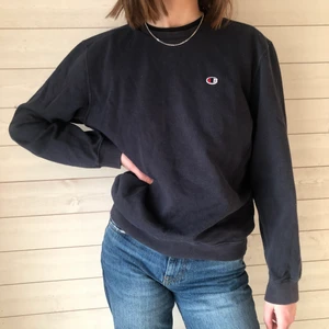Champion tröja - Champion sweater Färg: mörkblå Fler bilder? Kontakta oss!