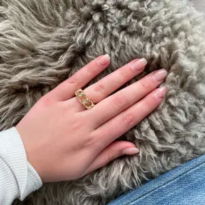 Super snygg ring som är justerbar alltså passar alla storlekar ! ❤️
