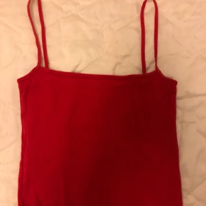 Rött linne  - Rött gulligt linne, köpt på h&m för nått år sedan 💘betalning via swish