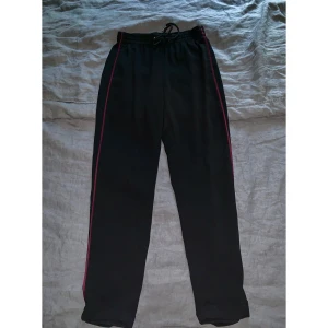 Kostymbyxor Gina Tricot - Säljer mina kostymliknande byxor från gina tricot, knappt använda! Storlek XS. Frakt tillkommer, tar endast swish🥰