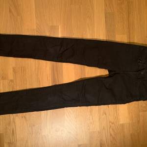 Tajta svarta Levis jeans i bra skick! Liten storlek:)