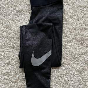 Glittriga träningstights från Nike. Storlek XS. 60kr. (Lite glitter har försvunnit från knäna och rumpan, men man tänker inte på det när dom sitter på).