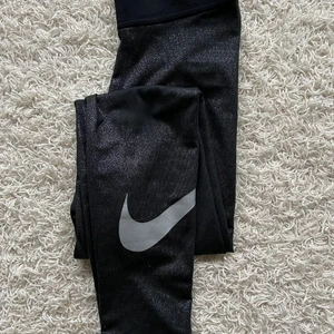 Glittriga Nike träningstights - Glittriga träningstights från Nike. Storlek XS. 60kr. (Lite glitter har försvunnit från knäna och rumpan, men man tänker inte på det när dom sitter på).