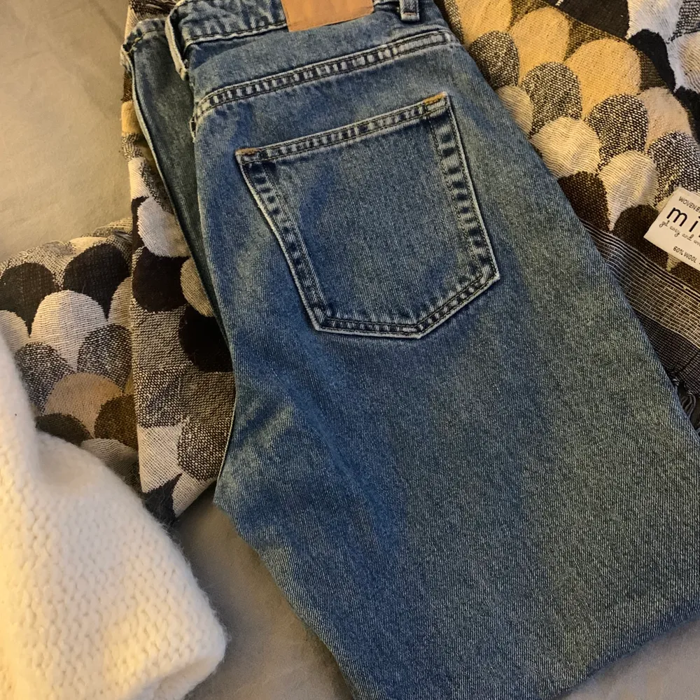 Mörkblåa jeans från Weekday i modellen voyage. Jeans & Byxor.