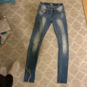 Blå spräckliga jeans från New yorker. Står ingen storlek men passar mig som brukar ha S. Köparen står för frakten :)