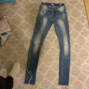 Blå spräckliga jeans - Blå spräckliga jeans från New yorker. Står ingen storlek men passar mig som brukar ha S. Köparen står för frakten :)