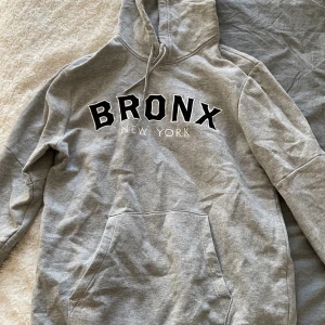 Grå Hoodie - Grå Hoodie från H&M man, bra skick. Köparen står för frakten💗