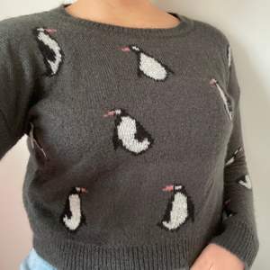 Asgullig stickad tröja (lite som en crop top) med pingviner!