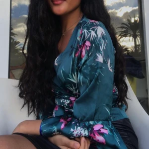 Blus med Knut  - Fin blus från Gina som man kan knyta lite hur man vill. Storlek xs. 60kr 