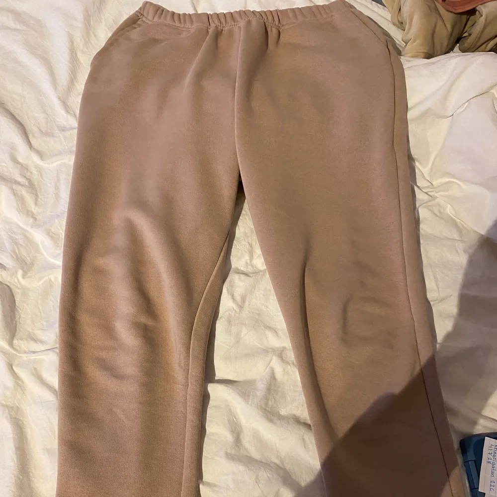 Beige mjukisbyxor från Gina tricot. Helt nya, har i storlek XS och S. 🌺. Jeans & Byxor.