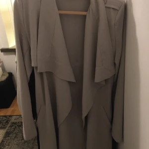 Vårkappa - Superfin trenchcoat som passar perfekt till våren. Strl XS. Kom med bud!