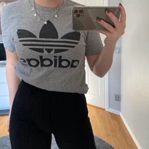 Adidas t-shirt - Säljer en grå t-shirt från Adidas. Den är i storlek S och säljs för 60kr+frakt
