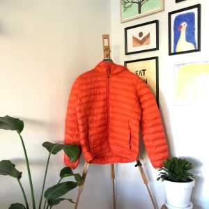 Orange vinter jacka  - Oanvänd 