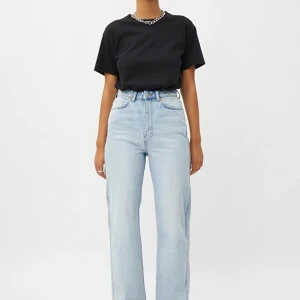 Raka ljusblåa jeans - 24/32 i storleken och passar bra i nån som är 170 eller mindre. Ny pris 600kr mitt pris 320kr💗