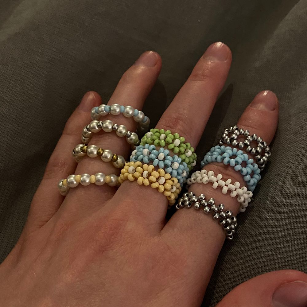 Ringar av pärlor. Finns fyra olika designs just nu. De görs i ”vanlig” storlek så ringen lär passa något finger. Alla ringar går att få i grön, blå, vit, gul, guld (med bruna toner) och silver. Alla ringar kostar 30kr/st förutom de blommiga ringarna. De kostar 45kr/st Frakt 12kr per beställning🌸❤️. Accessoarer.
