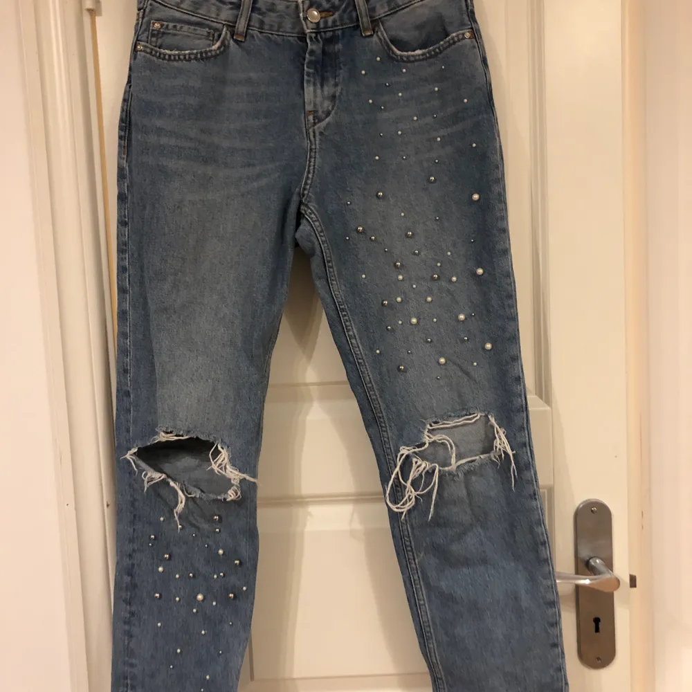 Jeans från zara med pärldetaljer och slitningar, fint skick i storlek 36. Jag är 167cm lång på bilden . Jeans & Byxor.