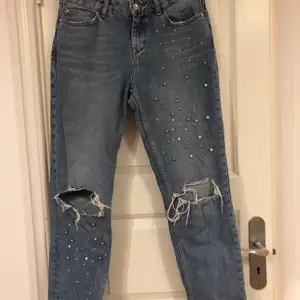 Jeans från zara med pärldetaljer och slitningar, fint skick i storlek 36. Jag är 167cm lång på bilden 