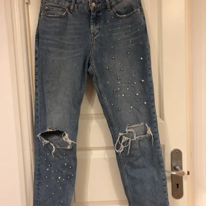 Super coola jeans  - Jeans från zara med pärldetaljer och slitningar, fint skick i storlek 36. Jag är 167cm lång på bilden 