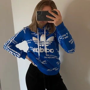 Hoodie adidas - Blå hoodie från adidas. Köpt för 700 och endast använd 4 gånger.☺️