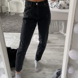 Ass SNYGGA mom jeans, mörk grå/urtvättad svart. Storlek 26 (XS/S) jag är 162. Säljer pga har redan ett par.                Pris kan diskuteras