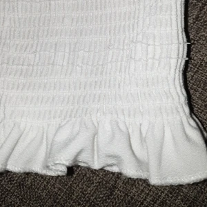 Gina tricot bandau top stl. S - Somrig bandau-top från Gina tricot🥰 På 1:a bilden har en liten söm släppt men syns inte när man har den på. Öönskar jag kunde ha den själv men är (tyvärr!!) för liten på mig😭. Den passar till ALLT och sitter väldigt bekvämt☺🤍🤍