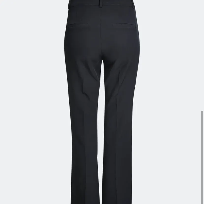 Säljer dessa fina svarta kostymbyxor från BikBok. (Vilma suit trousers) 💓Stl: 38, då jag tyvärr köpte fel storlek. De har använts Max 4 gånger, så det är helt felfria och nyskick. 🥰Köptes för 400kr och säljs för 200kr +frakt🚚 skriv privat vid frågor💕. Jeans & Byxor.