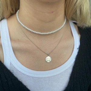 pärlhalsband  - Enkelt pärlhalsband som passar till allt! Går att förlänga med en kedja (se bild 2). Frakt INGÅR i priset🥰