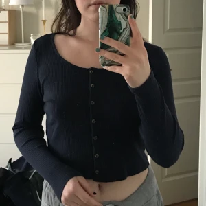 Marinblå långärmad tröja från Monki - Super fin ribbad marinblå långärmad tröja från Monki med knappar. Säljer den då jag nästan aldrig använt den :)