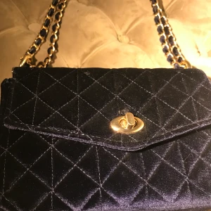 Väska  - Mörk blå väska,dock så är den lite sönder på ena rämmen , som ni ser på sista bilden men det  inget som syns när man har på väskan och inget man tänker på :)