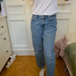 Tommy hilfiger jeans - Tyvärr för stora för mig i storleken. M/38/40. Jag är 170 lång och de sitter till anklarna på mig.