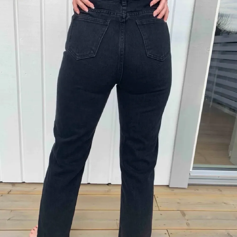 Svarta raka jeans från prettylittlething💓Oanvända🥰Köparen står för frakten💓. Jeans & Byxor.