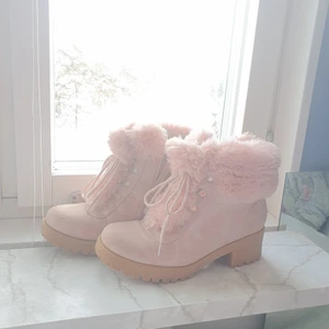 Fluffiga skor - Rosa fluffiga skor♡ lite slitna men inga hål eller sönder någonstans♡ köparen står för eventuell frakt♡