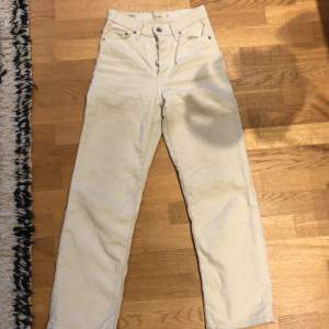 Creme vita Levis jeans i Manchester storlek 25 i midjan och 29 i längden. Köparen betalar frakten