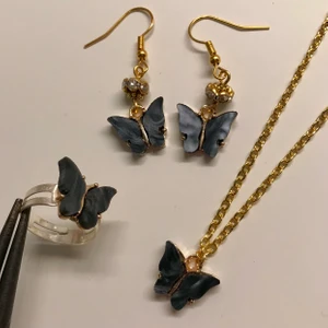 Fjärils örhängen, halsband och ring - 🦋Butterfly kit🦋 (svart/blå/vit/rosa/gul/turkos) matchande örhängen, halsband och ring med emaljerade fjärilar! Finns i olika färger och går att kombinera med varann♡🥰MED KITTET SPARAR DU 21 kr! OBS: finns ändade en svart fjäril kvar, går att ha som halsband elr ring