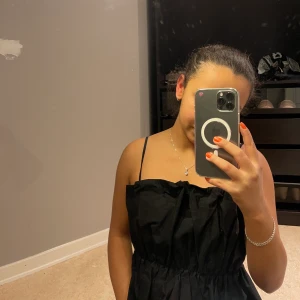 HM topp svart - Jätte snygg svart topp som jag inte fick användning, prislappen är kvar och aldrig använd. Köpt för 299kr från HM. 