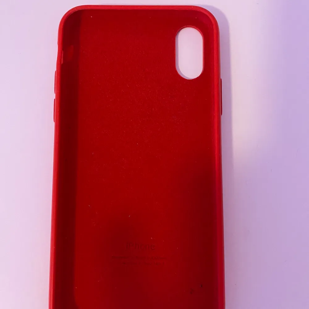 Skitfint apple skal i rött till iphone x, äpplet är lite missfärgat därav priset! Nypris var 500. Övrigt.