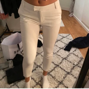 Kostymbyxor  -  kostymbyxor från bikbok, passar nån som är 165 och neråt  💞 100kr +frakt (vet inte frakten än) 