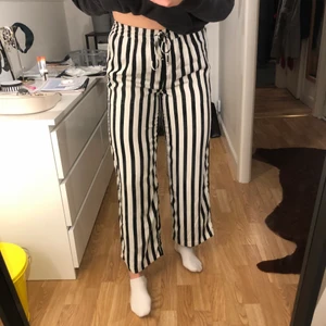 VERO MODA byxor stl:M - Randig byxa från VERO MODA med innerbyxa, går att knyta i midjan, i bra skick men sidofickor, storleken M