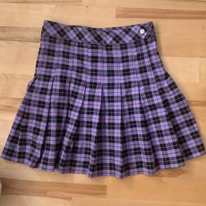 Lila kjol som jag köpt här på plick. Säljer den för att den var lite stor för mig. Storlek 34 men skulle säga att den passar S- M. Buda!💕💕💕💕