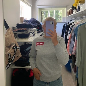 Levis sweatshirt  - Säljer denna fina gråa sweatshirt från Levis pga att den är för liten för mig. Använd 2-3 ggr och är o väldigt bra sick!! Säljs för 120+ frakt kom privat för andra pris förslag eller flera bilder!!